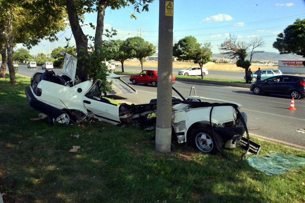 Ağacın içine giren otomobil görenleri hayrete düşürdü! 1 ölü, 1 yaralı 1